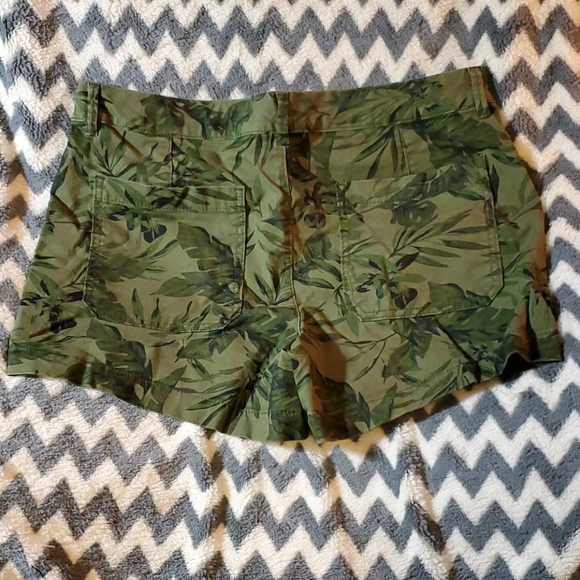 Old Navy Tropical leaf print shorts - Picture 2 of 2